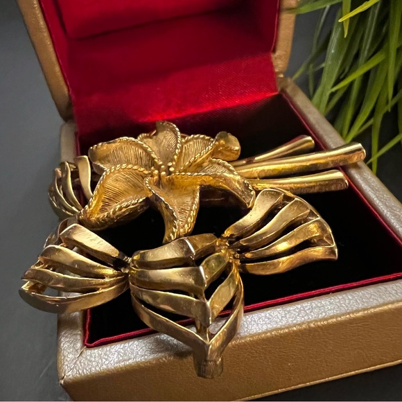 VINTAGE SIGNED USNER GOLD TONE FLOWER BROOCH PIN - Picture 4 of 9